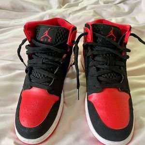 Jordan 1 mid Banned